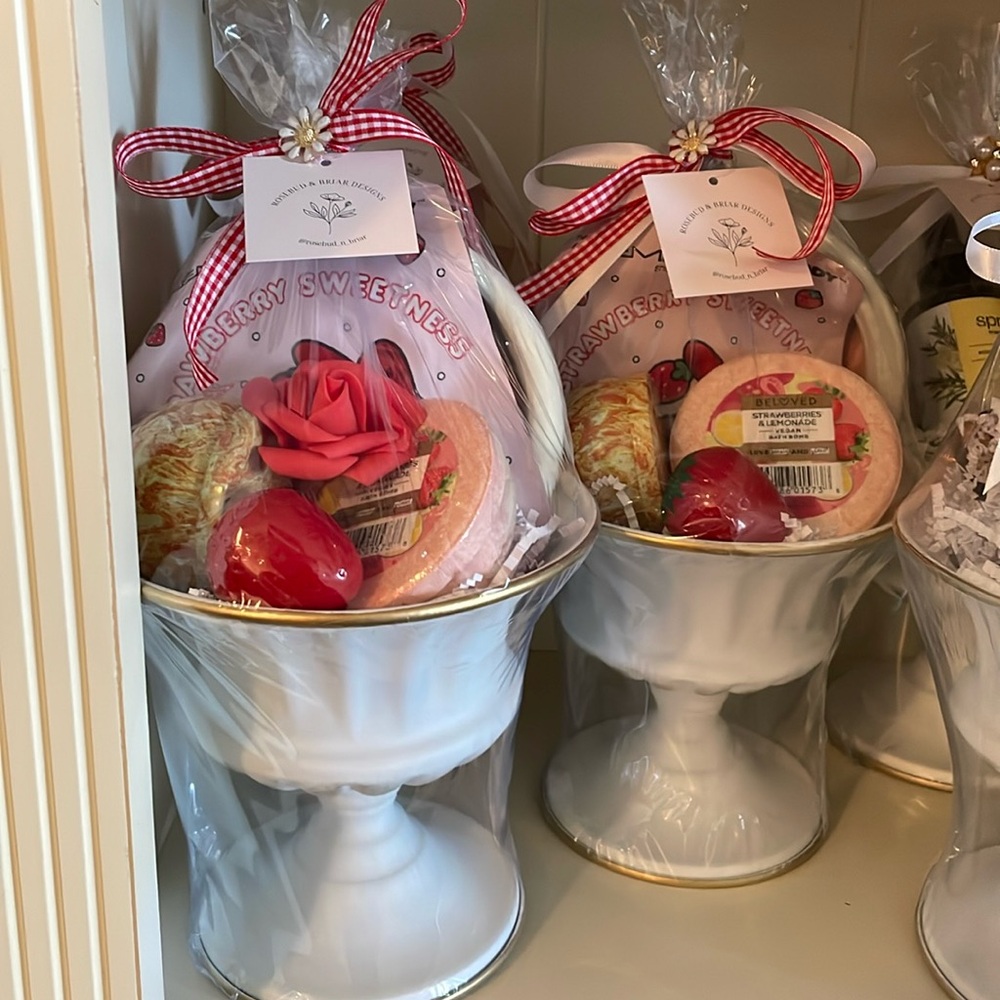 8. Strawberry Crème Shop mask & Bath Gift Set in white and gold pedestal vase.